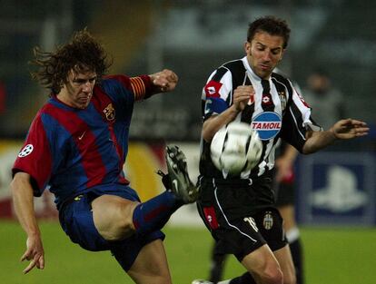 Carles Puyol, del Barça, con Alessandro del Piero, en una jugada del Juventus 1 - Barcelona 1 de la Liga de Campeones, disputado en Turín en 2003.