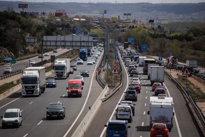 Atasco en la autovía A-3 a la altura de Rivas, este viernes en Madrid.