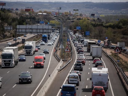 Atasco en la autovía A-3 a la altura de Rivas, este viernes en Madrid.