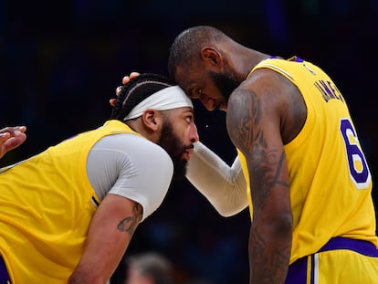 Lebron James y Anthony Davis durante el partido contra los Timberwolves en Los Ángeles.