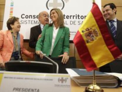 La ministra de Sanidad, Ana Mato (en el centro), preside la reuni&oacute;n del Consejo Interterritorial del mi&eacute;rcoles. 