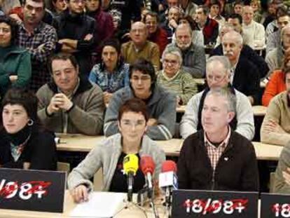 Olatz Dañobeitia (en la tercera fila, la primera sentada por la derecha), en una rueda de prensa el sábado.