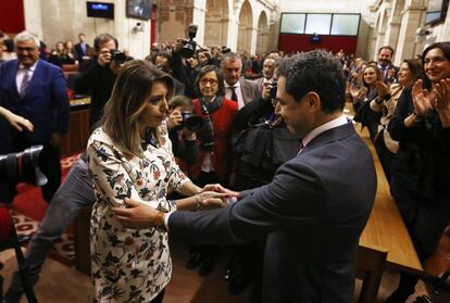 Susana Díaz, expresidenta de la Junta de Andalucía, felicita a su sucesor Juan Manuel Moreno, durante el acto de investidura, el 16 de enero de 2019 en el Parlamento Andaluz. Moreno es el primer presidente no socialista, quien cerró su victoria con 59 votos a favor gracias al apoyo de Ciudadanos y Vox. "Usted llega a la presidencia de la Junta con los herederos del franquismo", sentenció Susana Díaz acerca del nuevo mandatario.