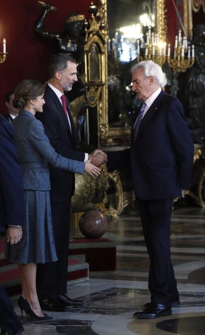 Los Reyes saludan al periodista Luis del Olmo.