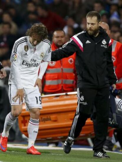 Modric se retira lesionado ante el Málaga.