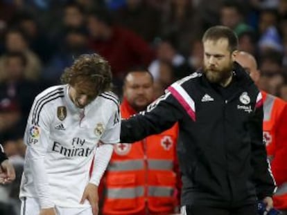 Modric se retira lesionado ante el Málaga.