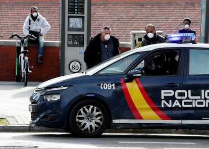 Agentes de la Policía Nacional patrullan este martes en las cercanías de la Estacion de Atocha, en Madrid.