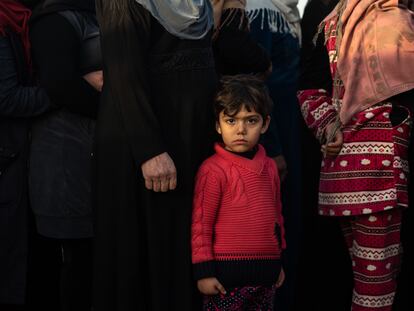 Refugiados sirios aguardan su turno en Arsal para recibir un plato de comida caliente distribuida por una ONG, a principios de febrero.