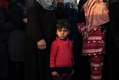 Refugiados sirios aguardan su turno en Arsal para recibir un plato de comida caliente distribuida por una ONG, a principios de febrero.