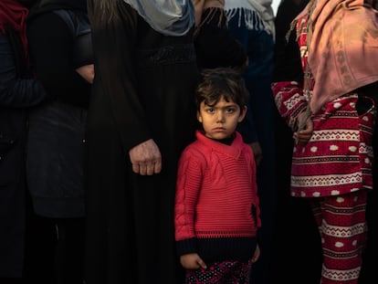 Refugiados sirios aguardan su turno en Arsal para recibir un plato de comida caliente distribuida por una ONG, a principios de febrero.