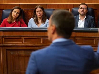 Pedro Sánchez (en primer plano, de espaldas), frente a la líder de Podemos, Ione Belarra, la ministra de Igualdad, Irene Montero, y el ministro de Consumo, Alberto Garzón, en el Pleno del Congreso del 25 de junio.