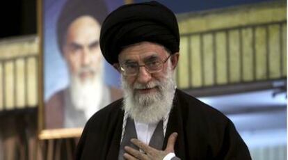 El líder supremo iraní, Ali Jameneí. Al fondo, un retrato de Jomeini.