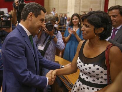 El presidente de la Junta de Andalucía, Juan Manuel Moreno, saluda a la portavoz de Adelante Andalucía, en la segunda sesión del debate de investidura, en el Parlamento autonómico.