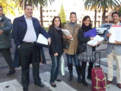 Miembros del AMPA del Colegio 103 con los 327 recursos, en la Consejería
