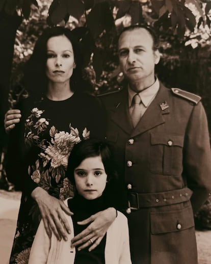 Foto del rodaje de la película 'Cría cuervos' (Carlos Saura, 1976), en la que aparece Héctor Alterio junto a Geraldine Chaplin y Ana Torrent de niña.