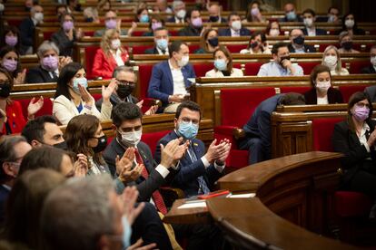 Diputados aplauden durante un pleno en el Parlament de Cataluña el diciembre pasado.