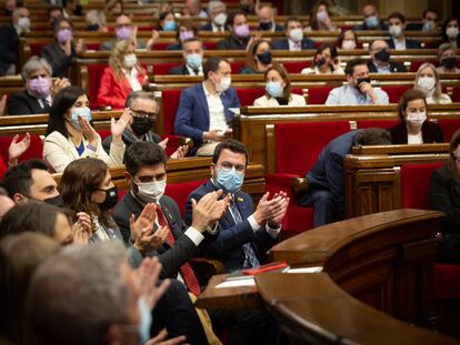 Diputados aplauden durante un pleno en el Parlament de Cataluña el diciembre pasado.