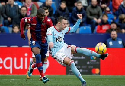 Iago Aspas dispara ante Jefferson Lerma.