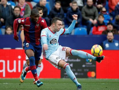 Iago Aspas dispara ante Jefferson Lerma.