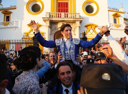 Guillermo Hermoso de Mendoza, a hombros por la Puerta del Príncipe.