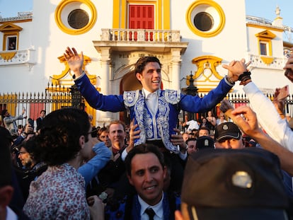 Guillermo Hermoso de Mendoza, a hombros por la Puerta del Príncipe.