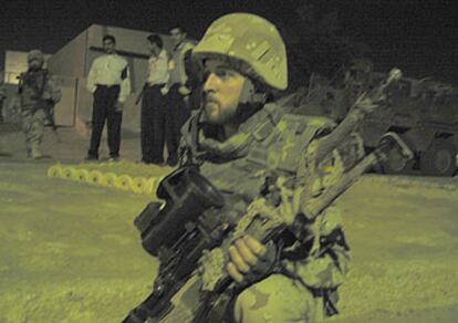 Un soldado del contingente español en Irak, durante una guardia.