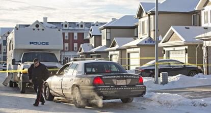 La polic&iacute;a de Edmonton en uno de los lugares del crimen
 