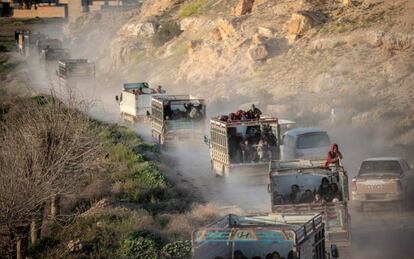 Una caravana de camionetas que transporta a evacuados del bastión del ISIS en Baghuz.