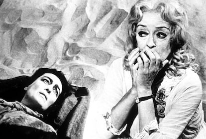 La protagonista de 'Eva al desnudo' había pasado a formar parte del material de desahucio de la Casa Encantada. Enfrentarse en un 'thriller' guiñolesco a otra vieja gloria de Hollywood, Joan Crawford, resultaba una broma muy pesada y cruel. Davis recuperó parte de sus laureles y encaró un tramo final de carrera como vieja arpía.