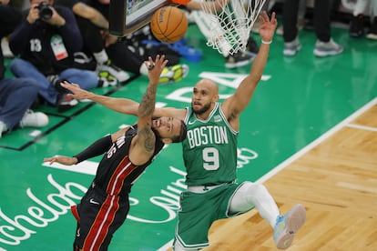 Caleb Martin, de los Miami Heat, trata de encestar ante Derrick White, de los Boston Celtics, en el partido de este miércoles.