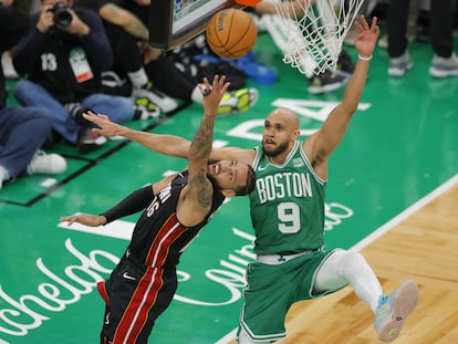 Caleb Martin, de los Miami Heat, trata de encestar ante Derrick White, de los Boston Celtics, en el partido de este miércoles.