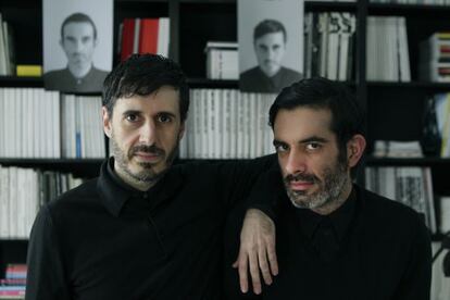 Los diseñadores Spastor, Ismael Alcaina y Sergio Pastor, en su estudio de Barcelona.