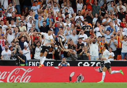 El futbolista del Valencia CF, Carlos Soler, celebra un gol en el estadio de Mestalla.