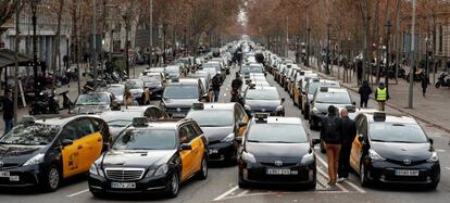 Taxistas de Barcelona bloquean la Gran Vía en la jornada del viernes.