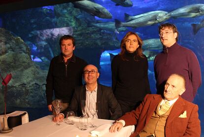 De izquierda a derecha, Mikel Santamara, Manu Narvez, Esther Irigaray, el concejal Josu Ruiz y Vicente Zarageta, ayer en la presentacin del programa turstico en el Aquarium donostiarra.