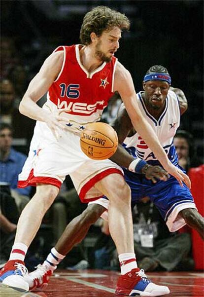 Pau Gasol trata de eludir a Ben Wallace.