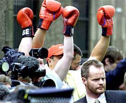 En la imagen, varios hombres con guantes de boxeo en señala de protesta contra la actitud del viceprimer ministro John Prescott.