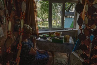 Una mujer fuma en la cocina de su casa junto a una ventana rota en un bombardeo, este martes en Kramatorsk, en el este de Ucrania.