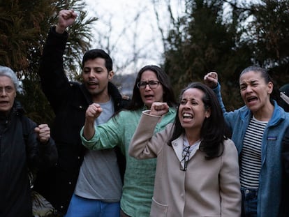 Las exiliadas Dora María Téllez, Ana Margarita Vijil, Suyen Barahona y Tamara Dávila, junto Yader Parajón, el 11 de febrero en Washington (EE UU).