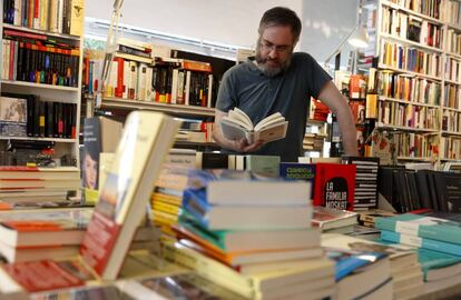 Un lector en una librería de Madrid.