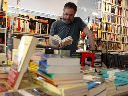 Un lector en una librería de Madrid.