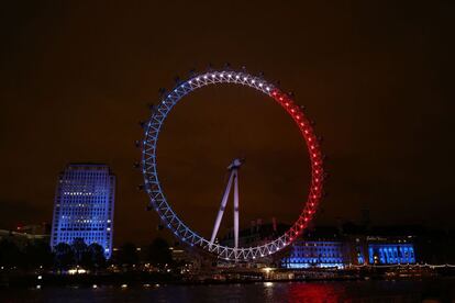 La London Eye, un dels símbols de Londres, il·luminada amb els colors de la bandera nacional francesa.