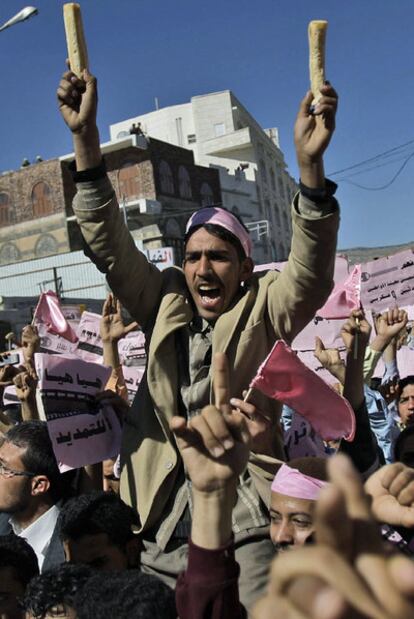 Un manifestante con dos trozos de pan en las manos exige el fin del régimen en una protesta en Saná.