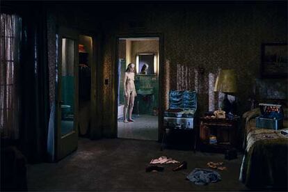 Foto sin título de la serie &#39;From beneath the roses&#39; (2005), de Gregory Crewdson.