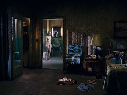 Foto sin título de la serie 'From beneath the roses' (2005), de Gregory Crewdson.