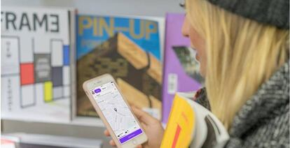 Una mujer utiliza la aplicación de Cabify.
