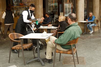 Un camarero atiende a varios clientes en la terraza de un bar en Palma (Baleares), a primeros de marzo.