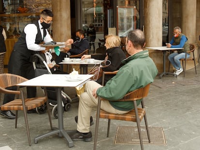 Un camarero atiende a varios clientes en la terraza de un bar en Palma (Baleares), a primeros de marzo.