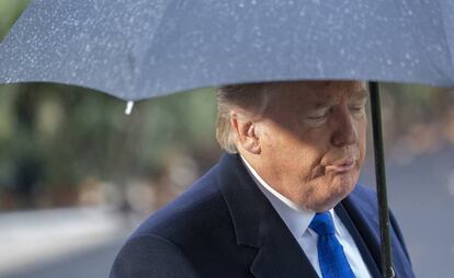 El presidente de los Estados Unidos de América, Donald Trump, saliendo de la Casa Blanca para sumarse a una reunión de la OTAN en Londres este martes.