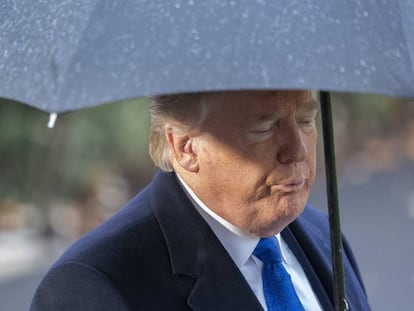 El presidente de los Estados Unidos de América, Donald Trump, saliendo de la Casa Blanca para sumarse a una reunión de la OTAN en Londres este martes.